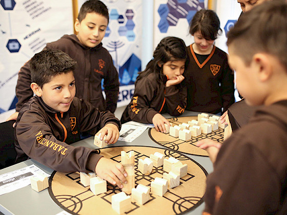niños jugando en tablero
