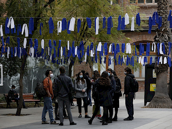 Grupo de alumnos en el patio conversando. Foto César Cortés