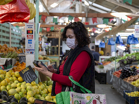 Señora comprando verduras en la Vega.