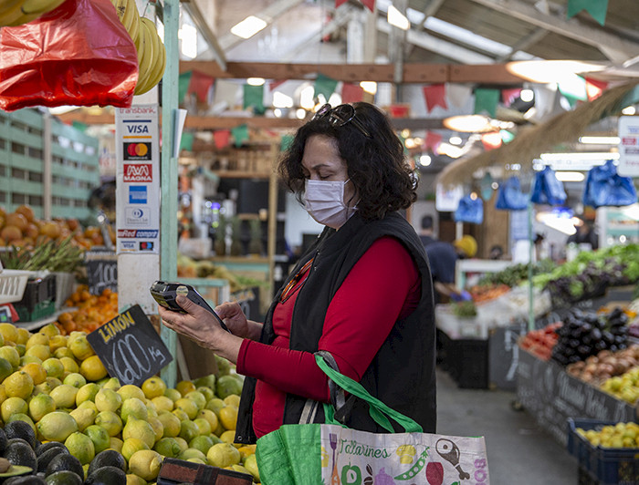 Señora comprando verduras en la Vega.