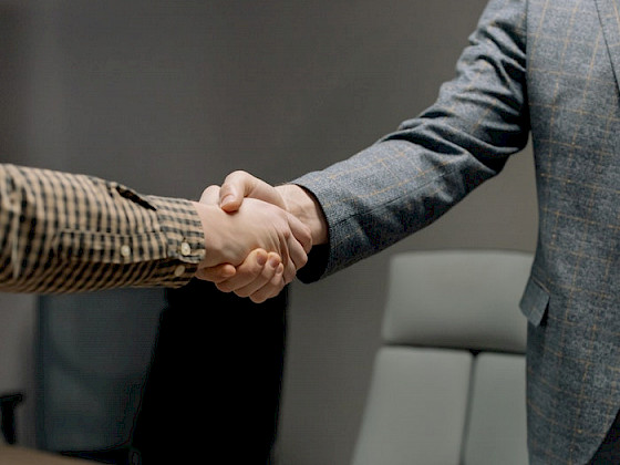 dos hombres dándose la mano