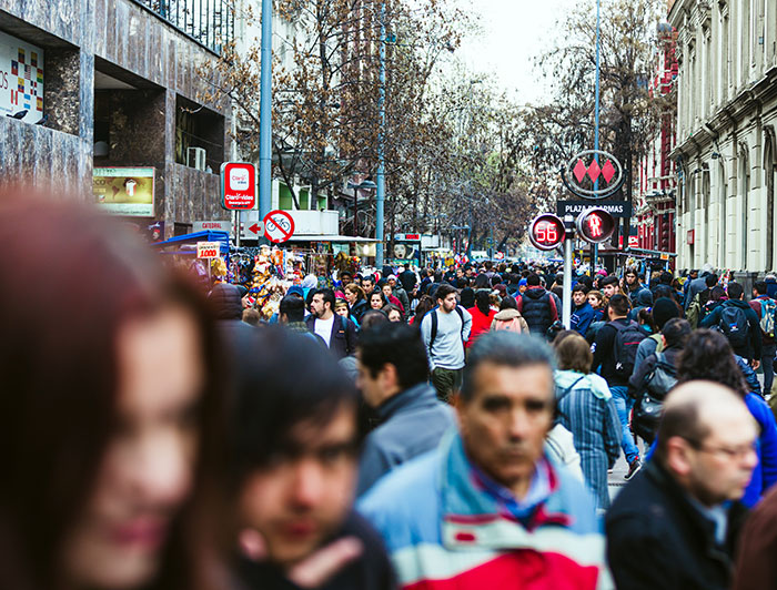 ¿Qué es ser chileno o chilena hoy? Probablemente hay más preguntas que respuestas, en un proceso que precisamente busca reconocer y poner en valor los distintos grupos y culturas que nos conforman como sociedad. (Fotografía: iStock)