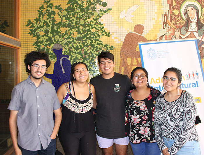 estudiantes UC. hombres y mujeres, que ingresaron por cupo intercultural