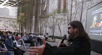Christian Báez da un discurso ante el público