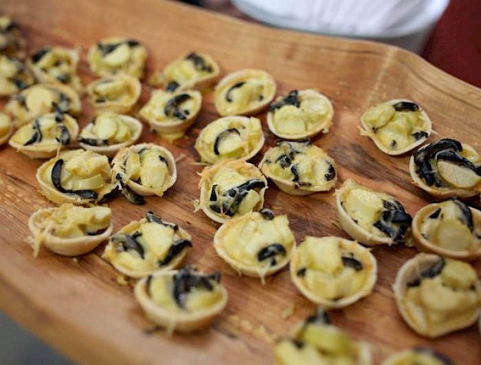 Se han rescatado novedosas recetas tales como quiche de brotes de coligüe y aceitunas -que se ve en esta imagen-, ceviche de digüeñes, tarta de llao llao y ensalada de coyochos de coligüe.