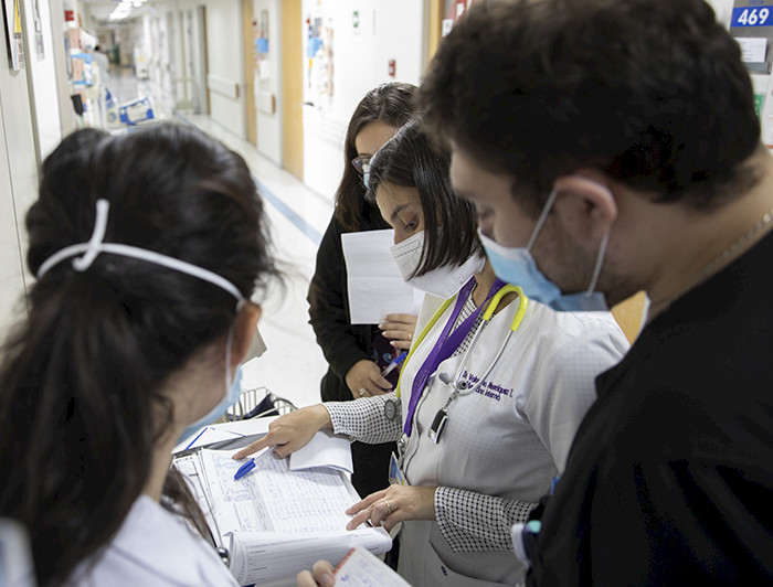 imagen correspondiente a la noticia: "Advierten que ​​rápida alza de nuevos casos comienza a reflejarse en un aumento de hospitalizaciones"