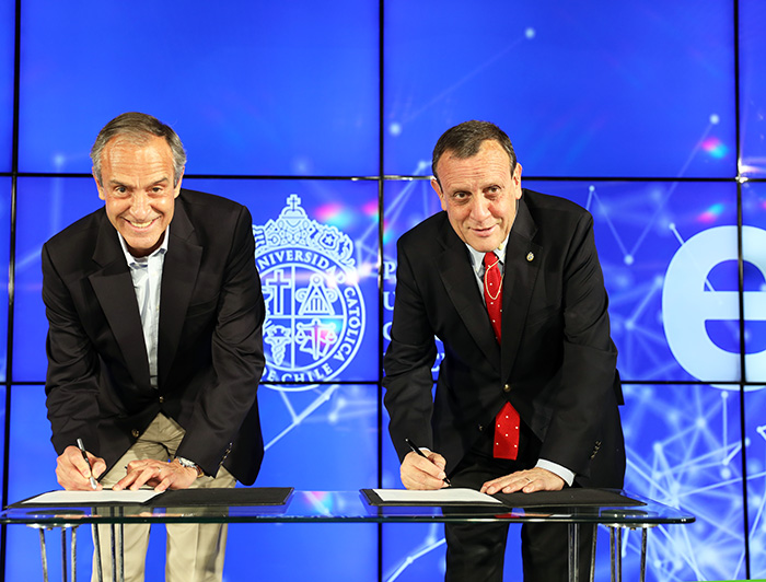 "“Con esta cátedra estamos aunando muchas voluntades y temáticas a las que la universidad le ha dado particular relevancia para los próximos años", expresó el rector Ignacio Sánchez durante la firma de la Cátedra, junto al gerente general de Entel Antonio Büchi. (Fotografía: Karina Fuenzalida)
