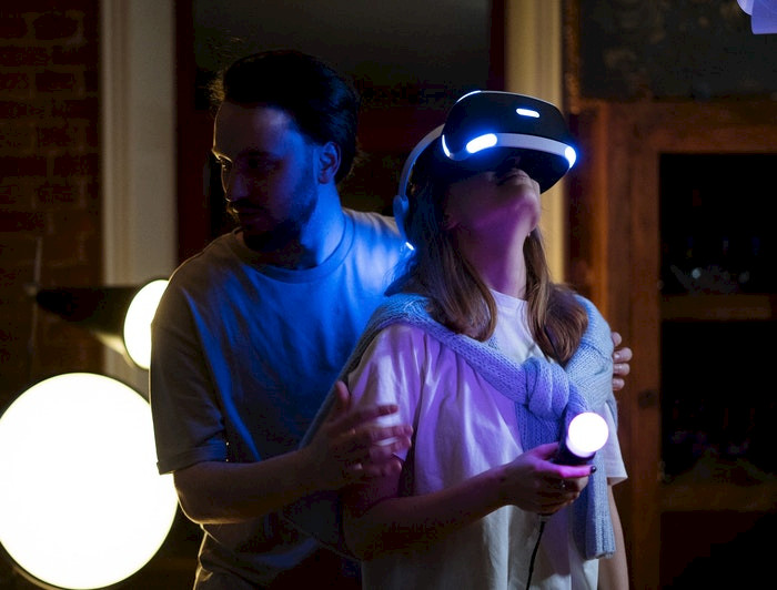personas usando anteojos de realidad virtual