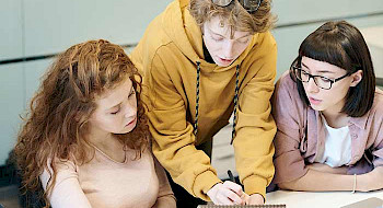 tres mujeres jóvenes estudiando