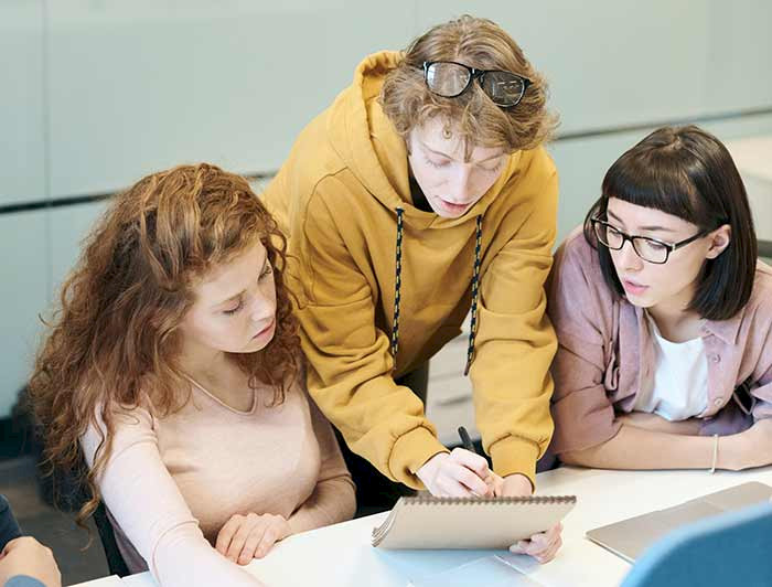 tres mujeres jóvenes estudiando