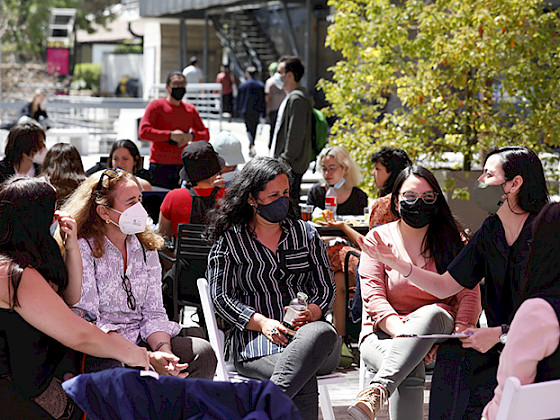 Grupo de personas dialogando