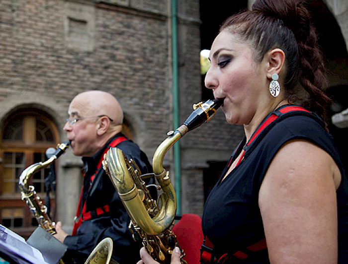 Dos saxofonistas en Campus Oriente