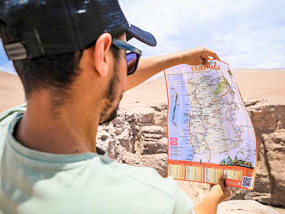 hombre con jockey mirando un mapa