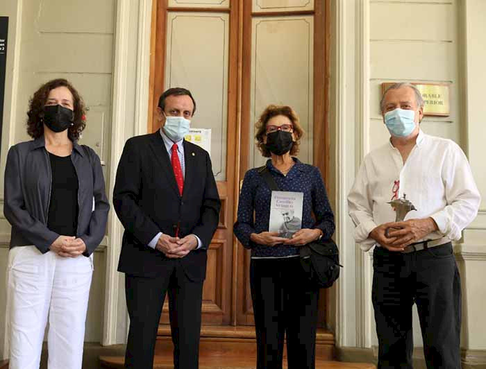 Rector Ignacio Sánchez con los hijos de Fernando Castillo Velasco y Mónica Echeverría