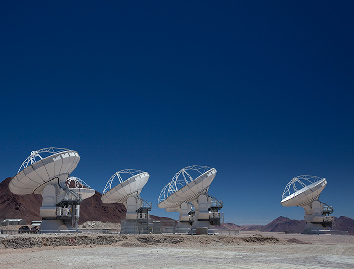La transferencia tecnológica será uno de los focos de la segunda etapa de CATA. “Estos nuevos telescopios, estas nuevas tecnologías que se han ido instalando en el país, nos han llevado a incorporar temas de big data, inteligencia artificial. Los necesitamos para poder sacar el mayor provecho científico de estos instrumentos”,&nbsp;explica Ezequiel Treister,&nbsp;profesor del Instituto de Astrofísica UC y&nbsp;subdirector de CATA. (Fotografía: ALMA/iStock Photo)