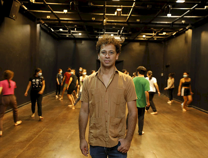 Retrato del profesor de Teatro UC, Álvaro Viguera, durante un ensayo actoral.