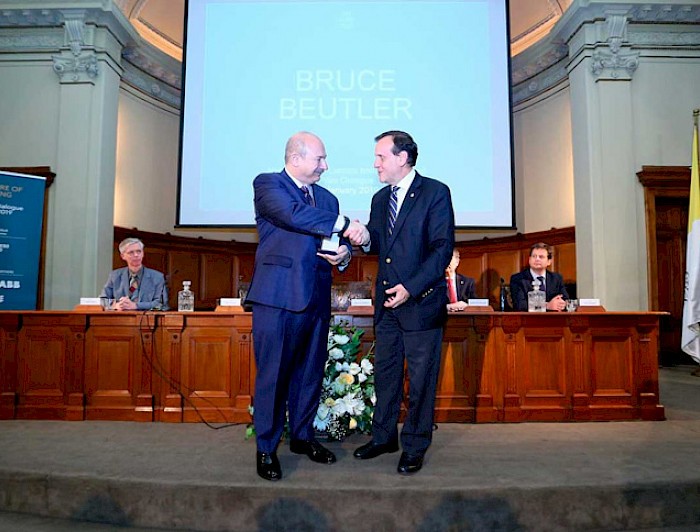 Doctor Bruce Beutier, inmunólogo, junto al Rector Ignacio Sánchez.