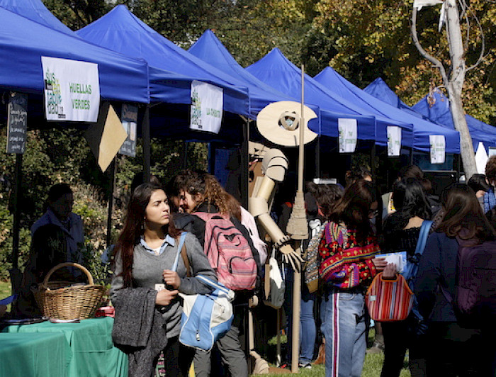 Estudiantes durante feria de sustentabilidad de Campus San Joaquín.