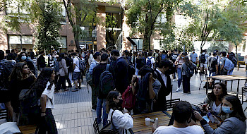 Alumnos conversando en patio casa central.- Foto Dirección de Comunicaciones