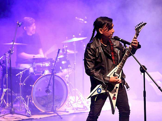 hombre tocando guitarra