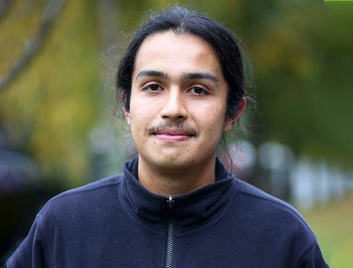 Didier Antilef Lara (25), egresado del curso de mapudungun impartido por la UC y estudiante de pedagogía básica en Temuco. (Crédito fotografía: Cristóbal Saavedra)