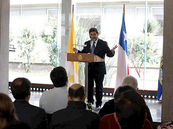 hombre hablando frente a un grupo de personas sentadas