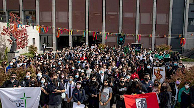 jovenes de pie