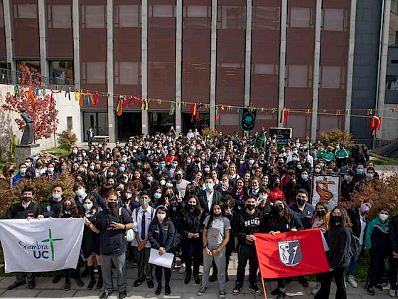 jovenes de pie