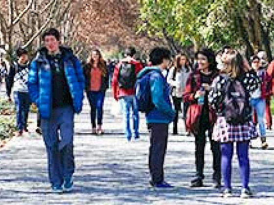 Estudiantes en el patio del campus San Joaquín.