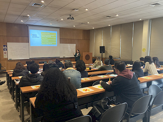 Sesión presencial en el auditorio de Letras