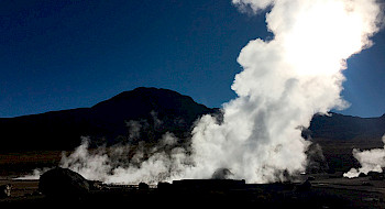 un géiser humeante del que sale mucho humo