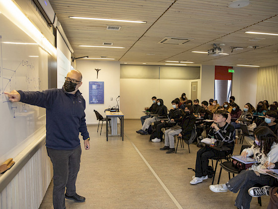 Profesor en clases de Administrsación Pública.- Foto Karina Fuenzalida