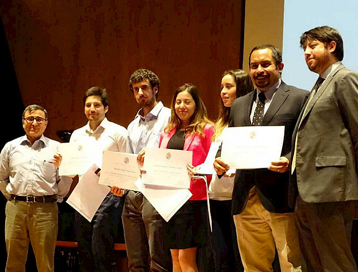 Profesionales recibiendo diplomas de Data Science, Estadística y R