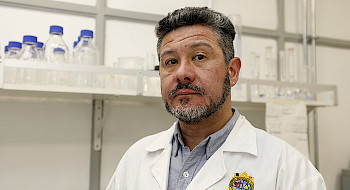Profesor de química en laboratorio