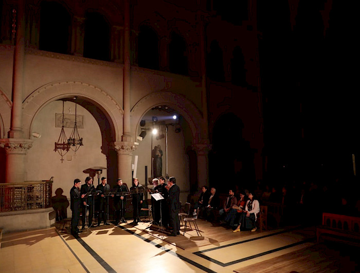 personas vestidas de negro adentro de un templo
