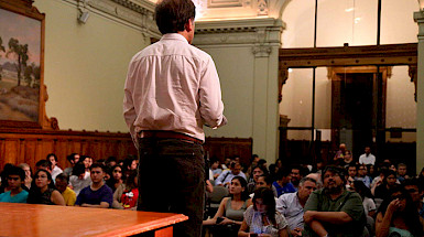 Decano durante la realización de una clase en el Salón de Honor de Casa Central