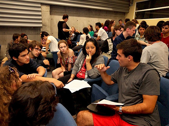 Estudiantes debatiendo en sala de clases