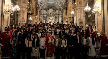 personas de pie dentro de una iglesia