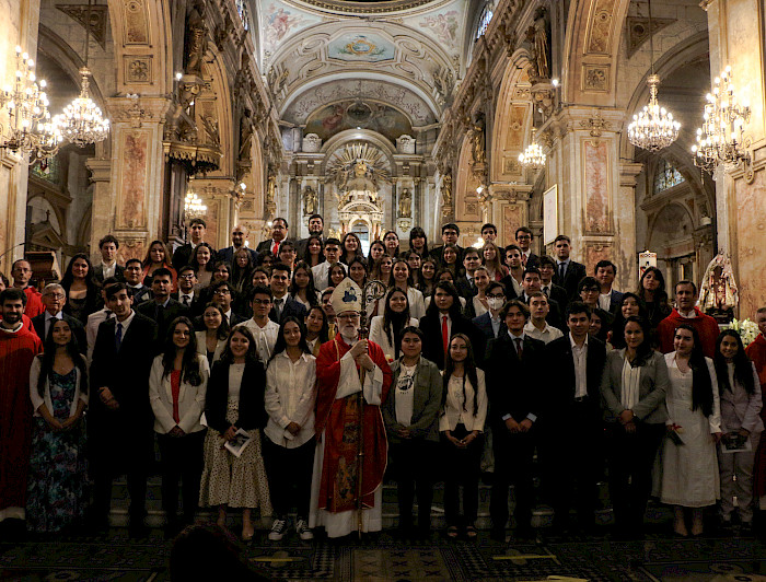 personas de pie dentro de una iglesia