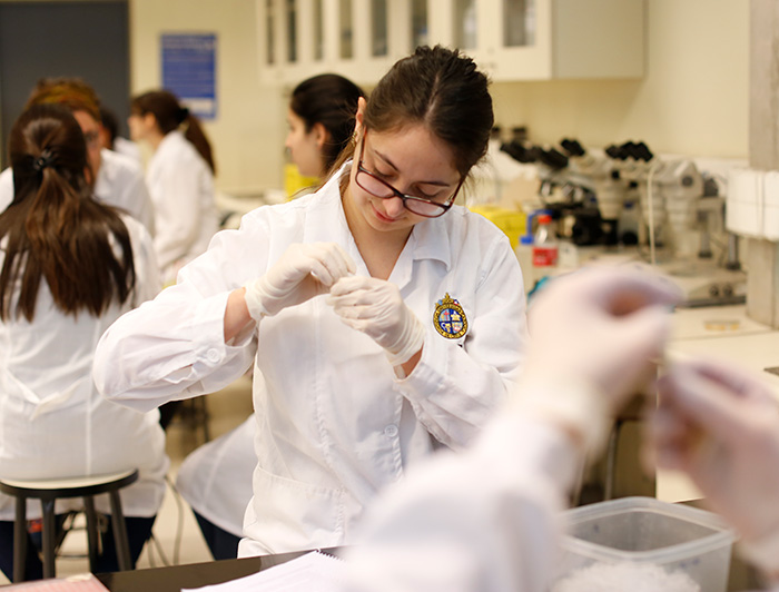 Estudiante en un laboratorio