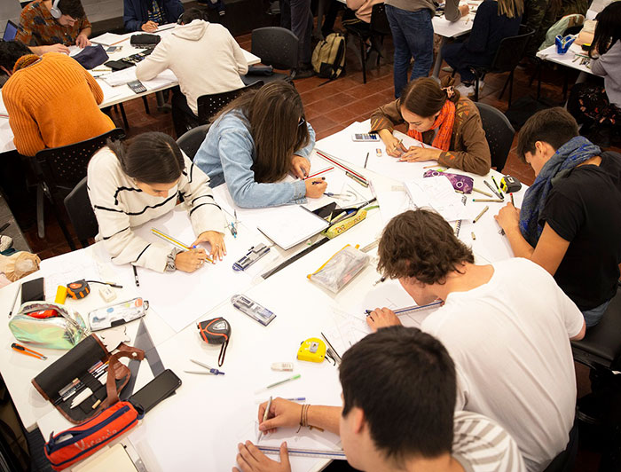 Estudiantes trabajan en una mesa