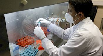 Laboratorio Alexis Kalergis en la UC.- Foto Dirección de Comunicaciones
