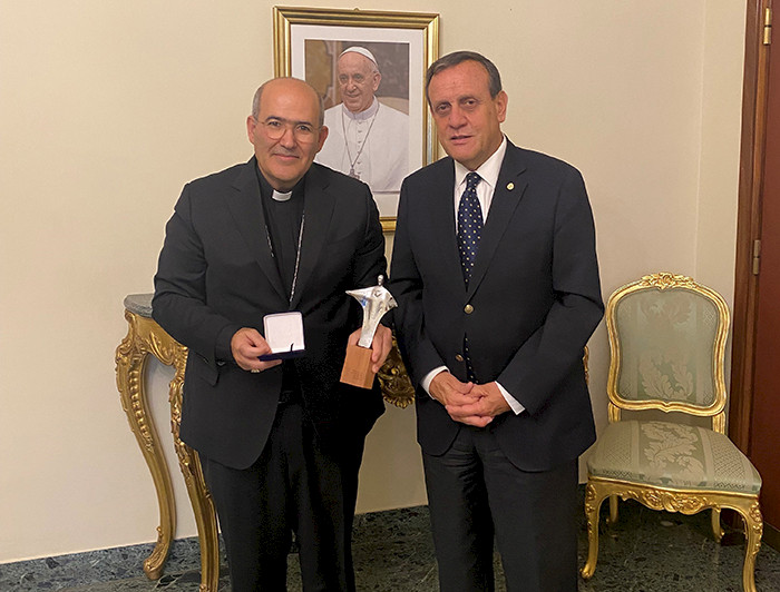 Cardenal José Tolentino y el rector Ignacio Sánchez en Roma. Foto Dirección de Comunicaciones