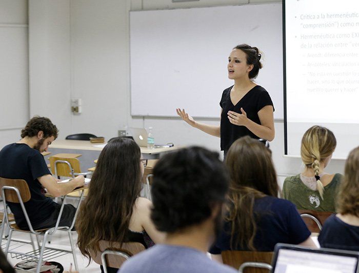 Profesora en una sala de clases