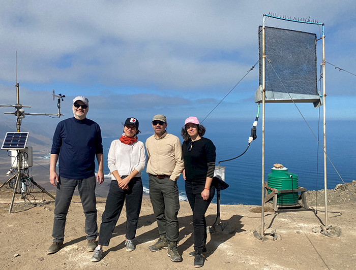 Ministra de Ciencia y equipo UC, junto a un neblinómetro en la Estación Atacama UC.