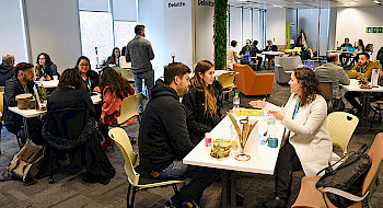 Emprendedores se reunen con mentores durante el Festival de Innovación y Futuro UC.