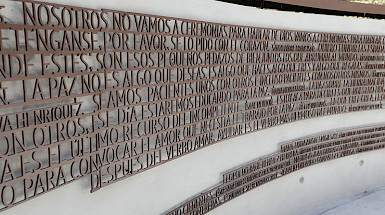 60 frases con foco en la paz, pertenecientes a destacadas y destacados personajes de nuestra historia fueron plasmadas en la Plaza de la Paz, inaugurada en abril de este año en el Campus San Joaquín. Foto: César Cortés