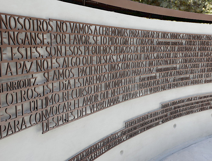 60 frases con foco en la paz, pertenecientes a destacadas y destacados personajes de nuestra historia fueron plasmadas en la Plaza de la Paz, inaugurada en abril de este año en el Campus San Joaquín. Foto: César Cortés