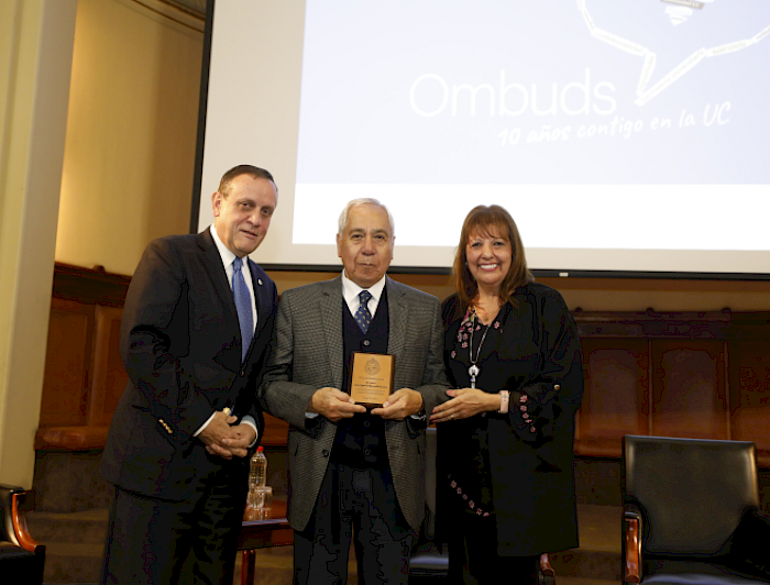 Rector Ignacio Sánchez, profesor José Ignacio González, primer Ombuds UC y Patricia Masalán, actual Ombuds UC. Foto César Cortés.