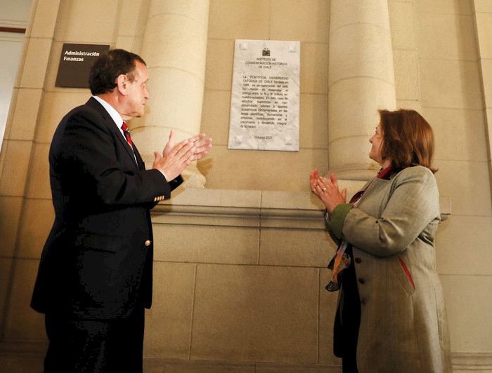 Rector Ignacio Sánchez y Cecilia García Huidobro descubrieron la placa. Foto Dirección de Comunicaciones